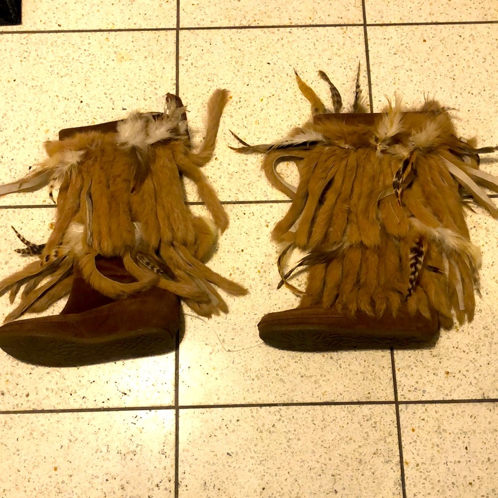Native American boots all feathers size 6 good condition
